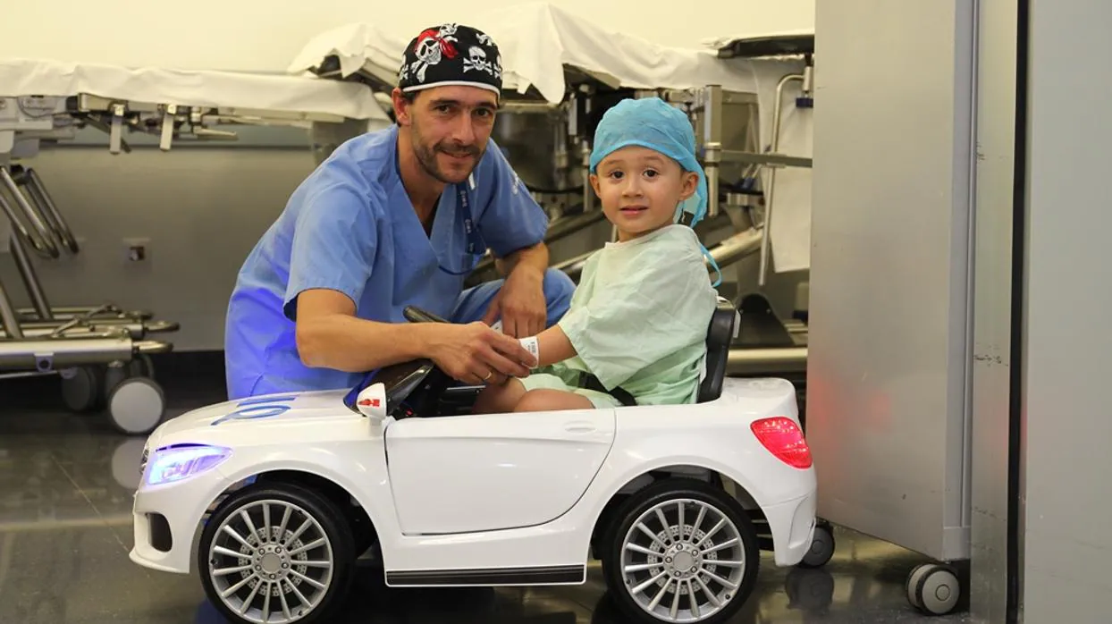 En coche al quirófano: la genial idea de una clínica de Bilbao que hace sonreír a los niños hospitalizados