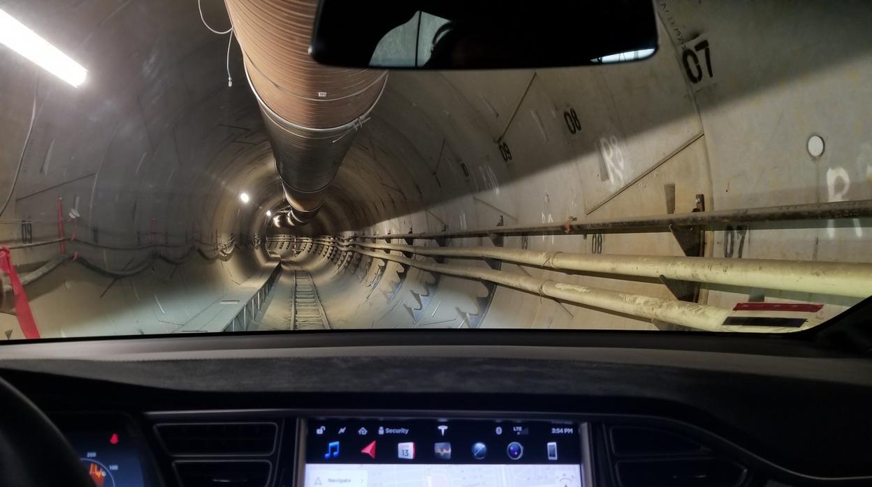 Túnel de Hawthorne de The Boring Company visto desde un Tesla Model X