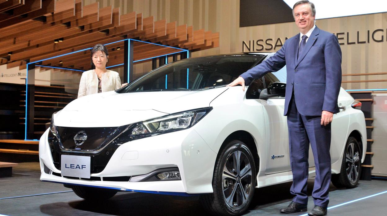 El vicepresidente ejecutivo de Nissan, Daniele Schillaci, posa con el nuevo Nissan Leaf e+