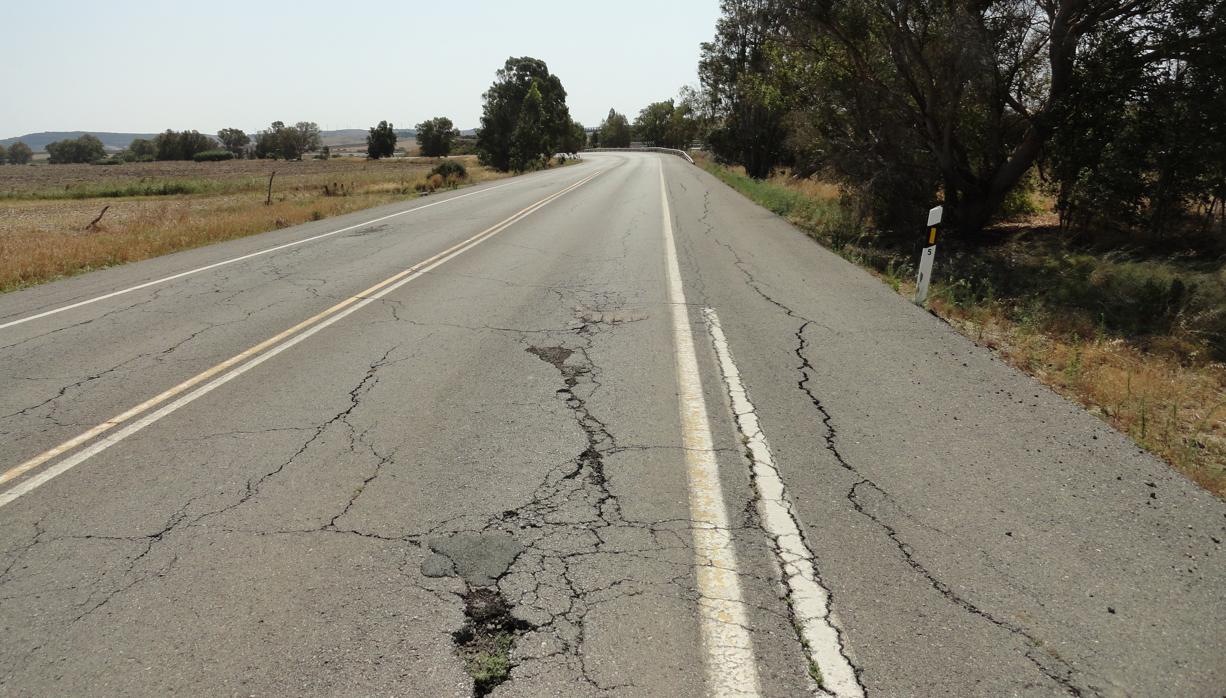 Baches, roderas y grietas: uno de cada trece kilómetros de las carreteras españolas presenta graves deterioros