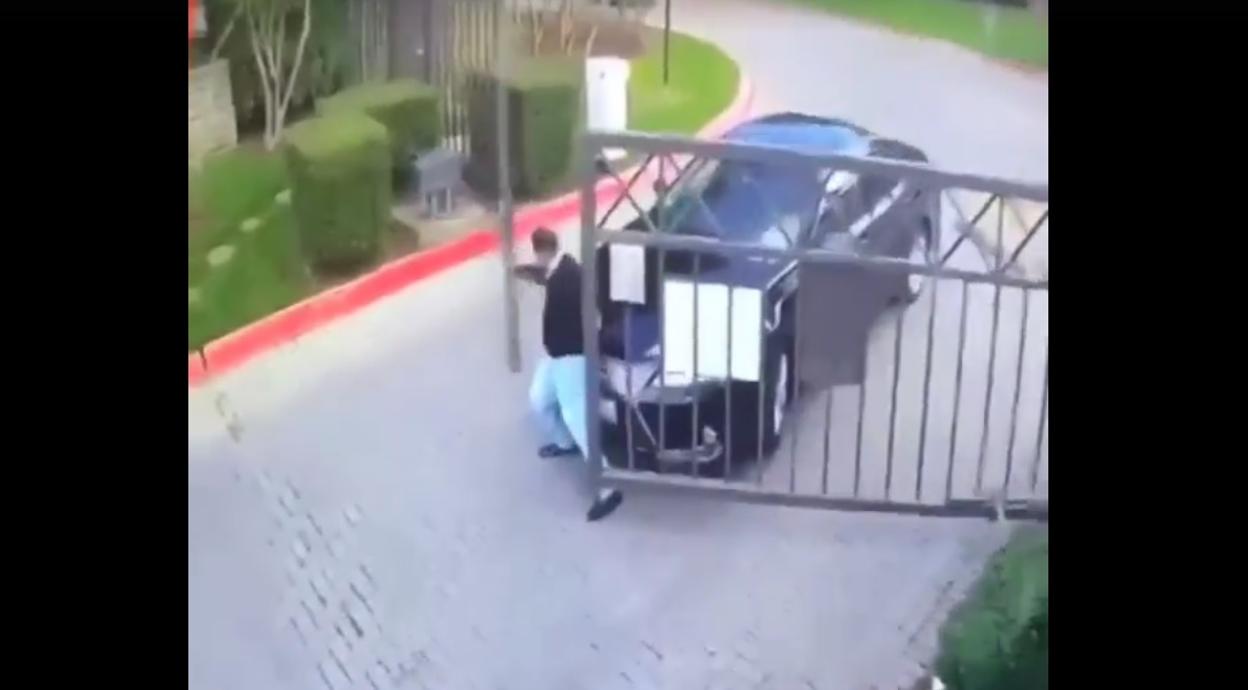 Vídeo: la épica batalla de un conductor contra la verja de un aparcamiento