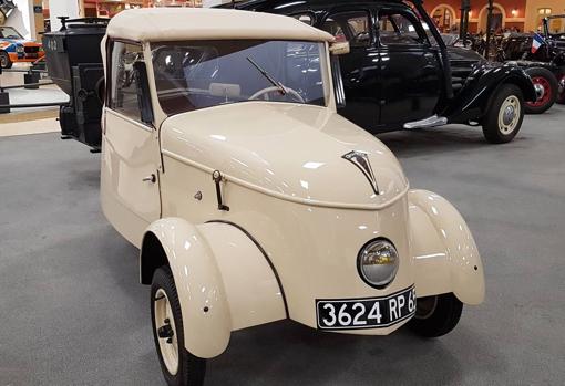 Seis coches míticos y su primer eléctrico para recordar la historia de Peugeot