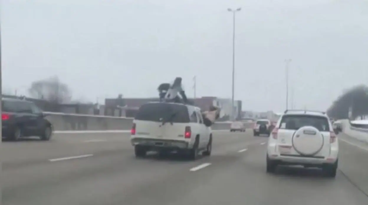 El peligroso viaje de dos mujeres haciendo «twerking» sobre el coche en plena autopista