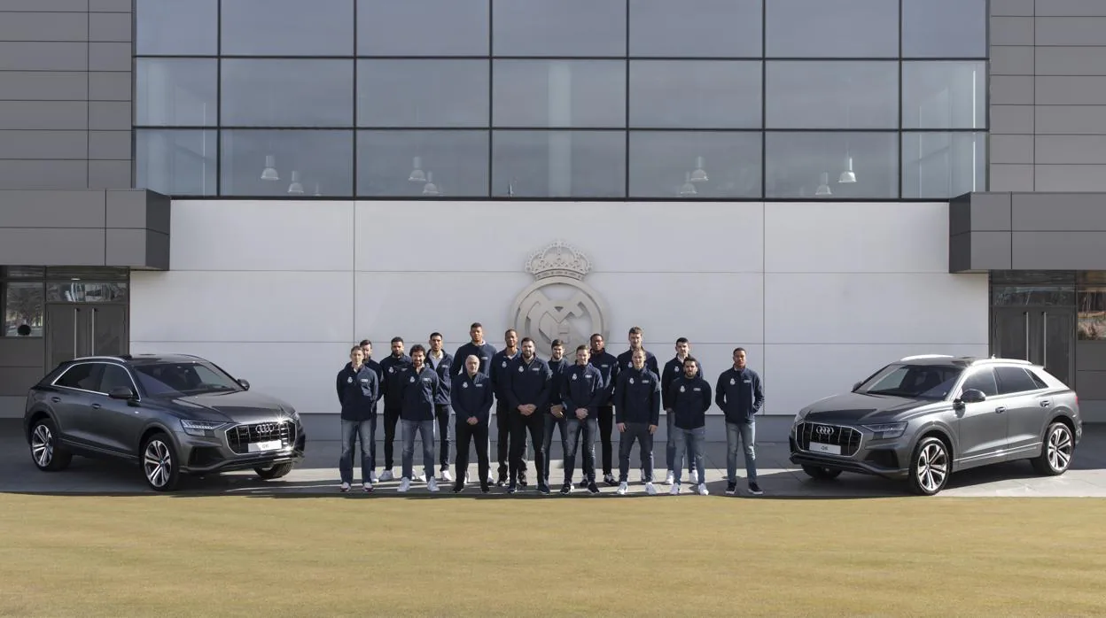 El Real Madrid de baloncesto estrena coches para 2019