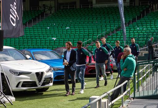 Los jugadores del Real Betis reciben sus Alfa Romeo