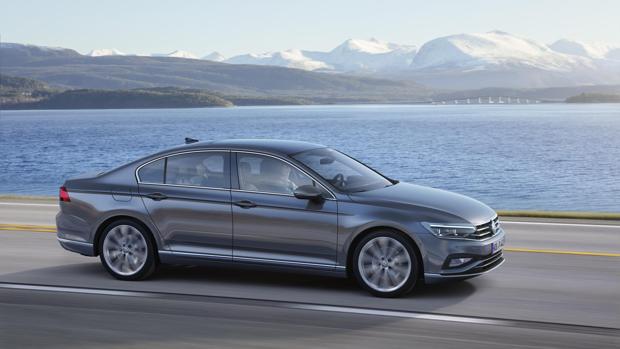 Nuevo Passat: el primer Volkswagen en ofrecer conducción semiautónoma a velocidad de crucero