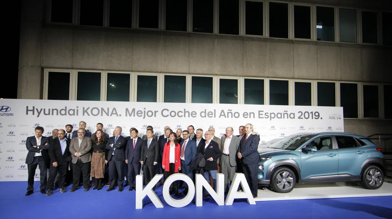 Los miembros del jurado del Premio ABC al Mejor Coche del Año 2019 posan junto a los directivos de Hyundai y el vehículo ganador, el Hyundai Kona