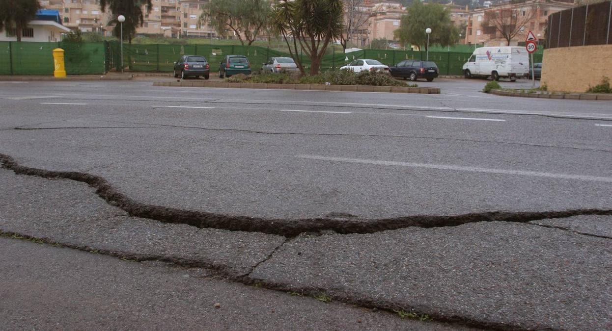 El mal estado del asfalto provoca costosas averías en los coches