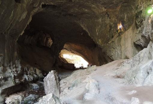 El complejo de cuevas es famoso por sus leyendas de brujería y aquelarres. Son especialmente conocidas porque hacia 1610, en el Auto de Fe de Logroño, la Santa Inquisición procesó a 31 personas de Baztán, Urdax y Zugarramurdi