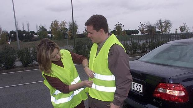 Los peatones que se bajen del coche sin chaleco reflectante, en el punto de mira de tráfico