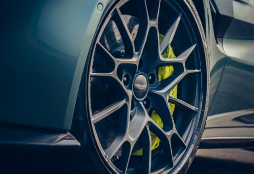 Aston Martin Vantage AMR: deportividad extrema con con cambio manual