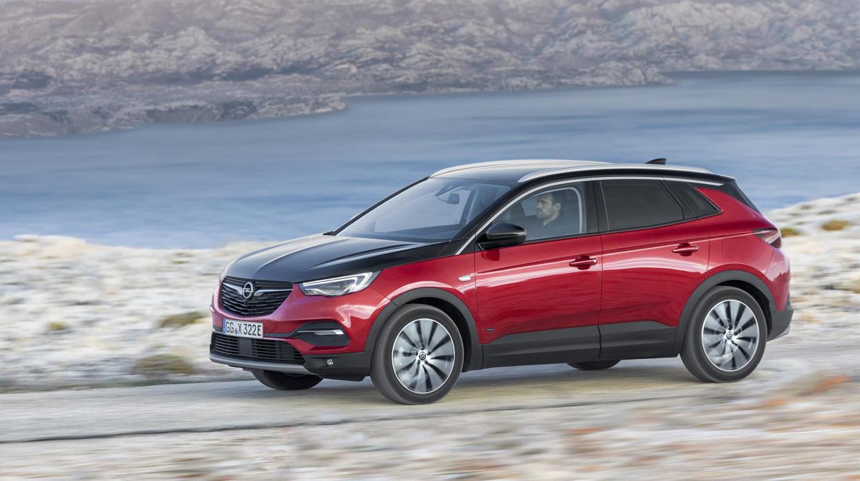 300 CV y tracción total: se presenta la nueva versión Grandland X híbrido enchufable