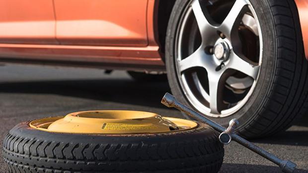 ¿Puedo recibir una multa si no sé cambiar la rueda del coche?