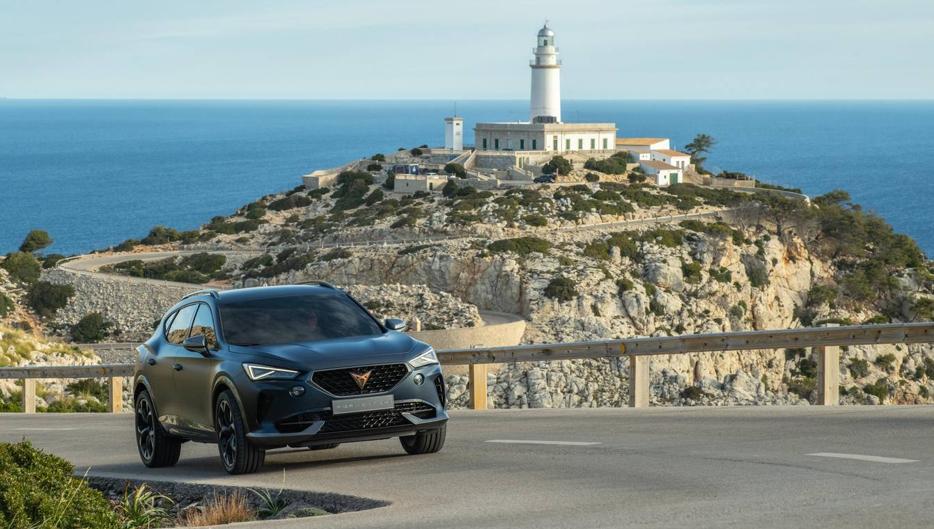 El Cupra Formentor ya rueda junto al faro que le da nombre