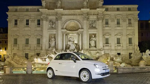 Fiat 500 celebra su 62 cumpleaños en la Fontana de Trevi
