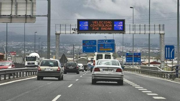 La aplicación gratuita para móviles que lee en voz alta los paneles informativos de la DGT