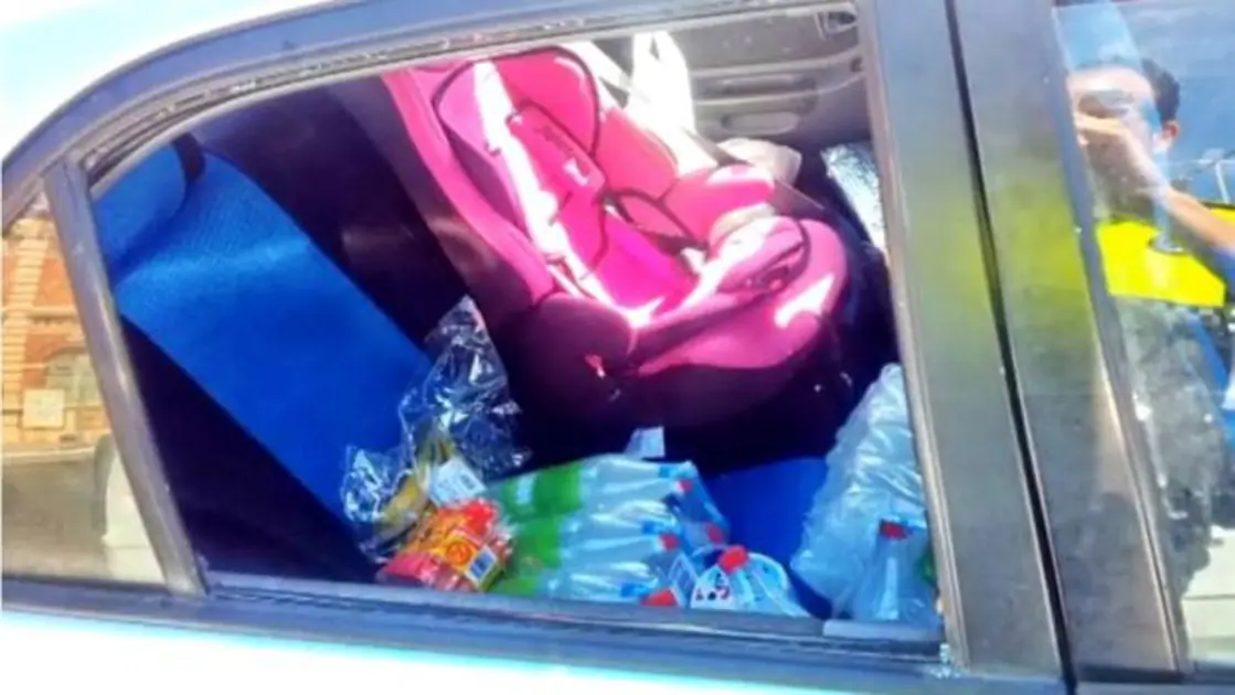 La Policía Municipal rescató en 2017 a una niña de dos años abandonada por su madre y su abuela en el interior de un vehículo mientras iban de compras