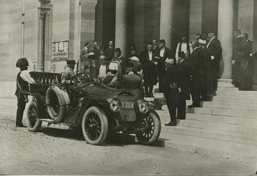 El archiduque heredero de Austria Francisco Fernando y su esposa Sofía, el día del atentado junto a su vehículo