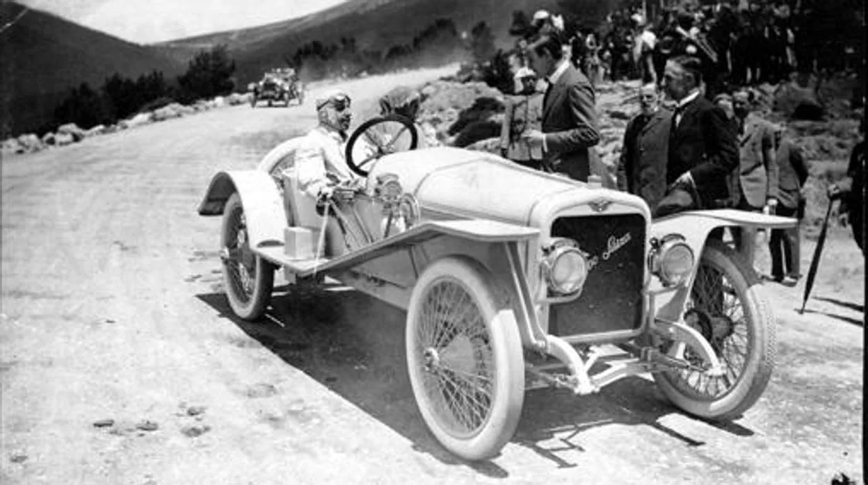 Alfonso XIII, con el coche al que dió nombre