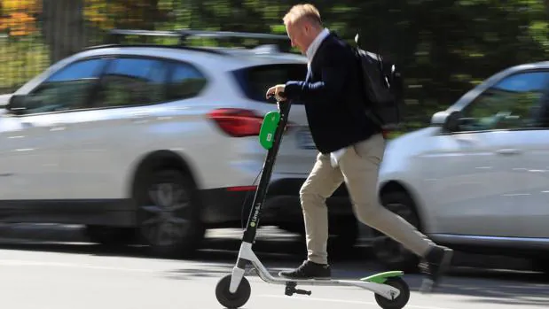 Un patinete eléctrico compartido contamina más que viajar en un autobús diésel