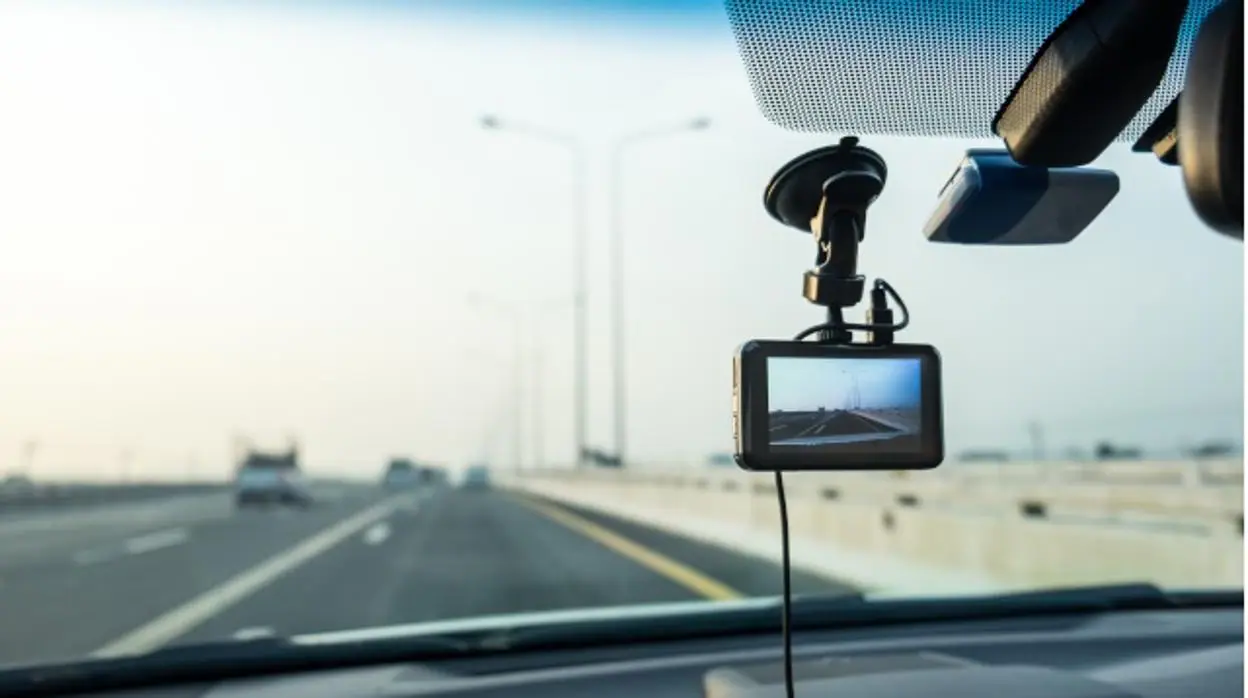 ¿Es legal llevar una «dashcam» en el coche?