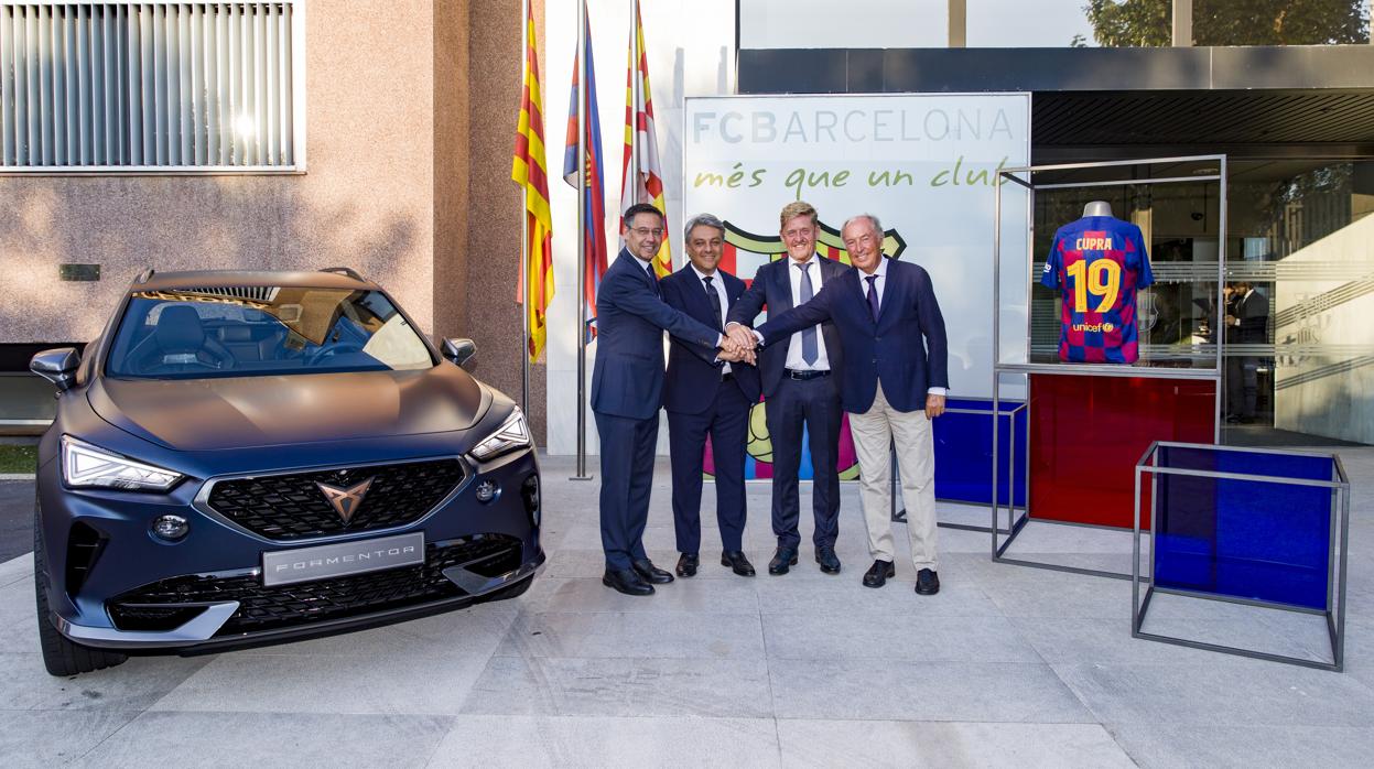 La directiva del Barcelona y Luca de Meo, presidente de Seat, junto al modelo Formentor de Cupra
