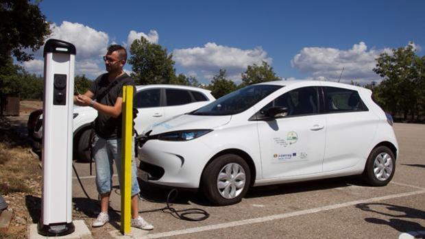 Por qué los coches eléctricos e híbridos invadirán los concesionarios en los próximos tres años