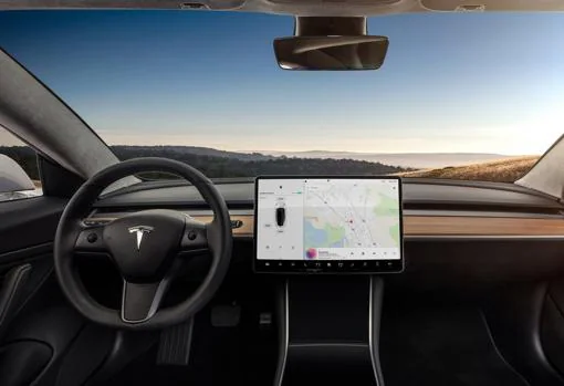 El vídeo de una pareja dormida al volante resucita el debate sobre la falsa conducción autónoma de Tesla