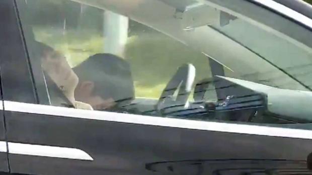 El vídeo de una pareja dormida al volante resucita el debate sobre la falsa conducción autónoma de Tesla