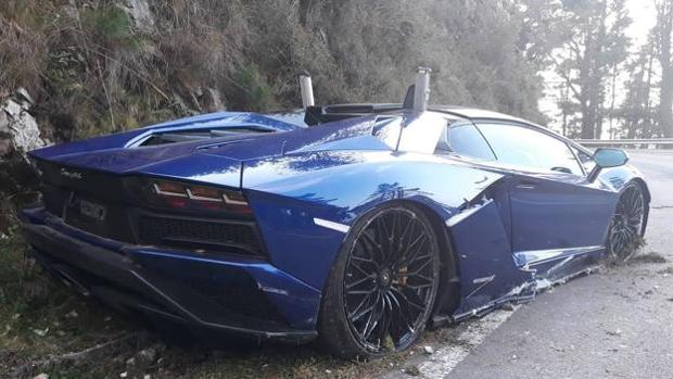 Herido tras estrellar su Lamborghini de 380.000 euros en un puerto de Asturias