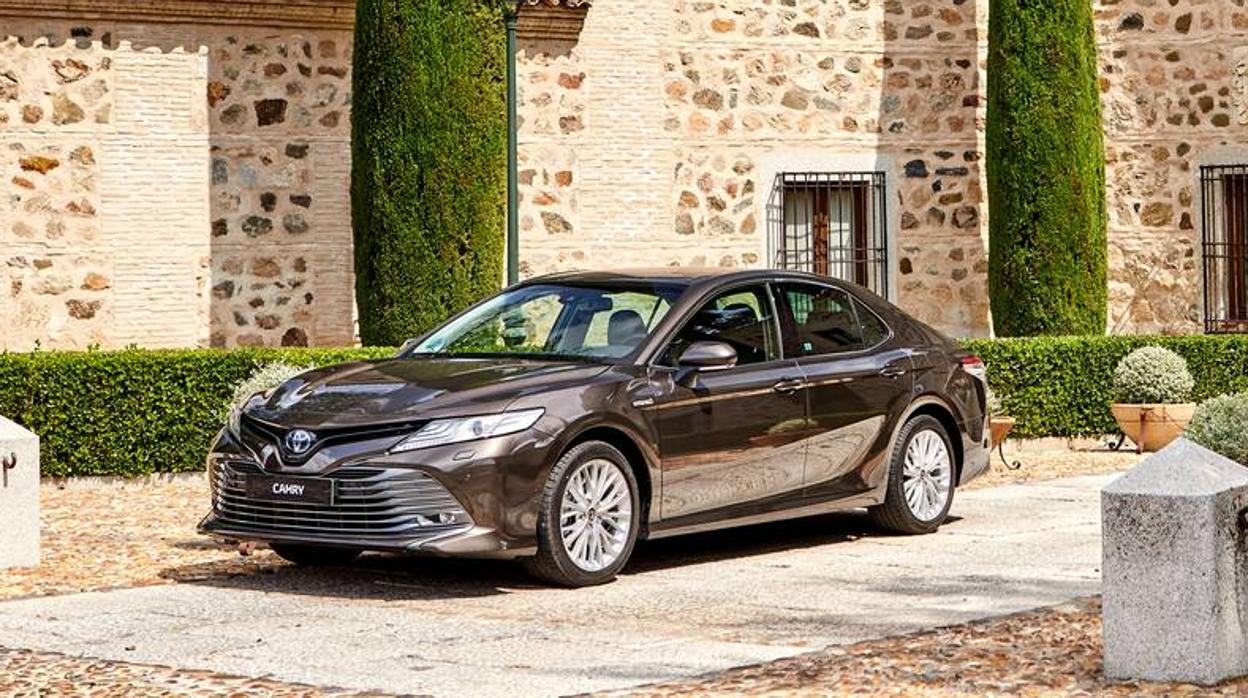 Toyota Camry: nuevo sedán elegante y eficiente