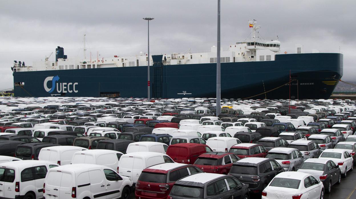 Vehículos de Citroën a la espera de ser embarcados en el puerto de Vigo