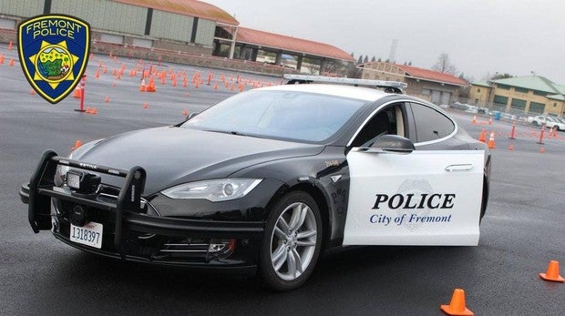 Un Tesla de la Policía se queda sin batería en plena persecución