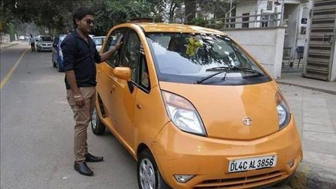 El propietario de un Tata Nano en la India