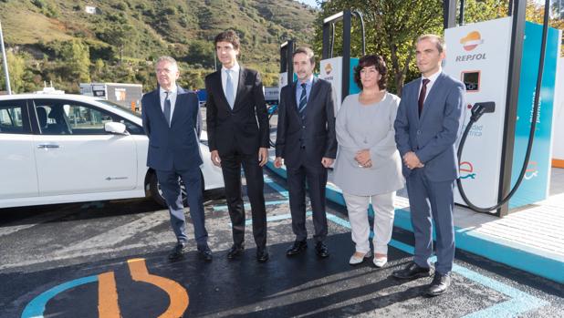 Inauguran una «electrolinera» que permite recargar un coche eléctrico en cinco minutos