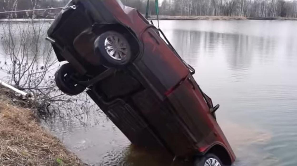 Un aficionado ruso intenta arrancar un coche tras hundirlo seis meses en un lago