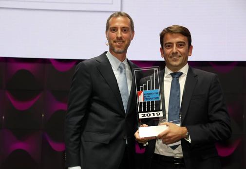 Jose Manuel Jaquotot, Director de la Planta de IVECO de Valladolid recogiendo el premio AGAMUS como OEM