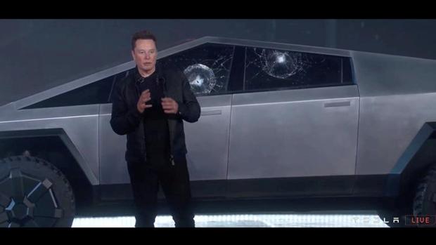 El incómodo momento de Elon Musk al romperse el vidrio «blindado» del Tesla Cybertruck en plena presentación