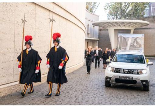 El nuevo coche del Papa es un Dacia Duster