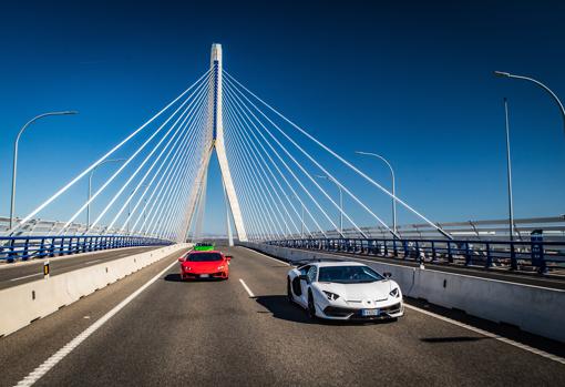 Recorremos Cádiz a bordo de la gama más imponente de Lamborghini, un derroche de aptitud