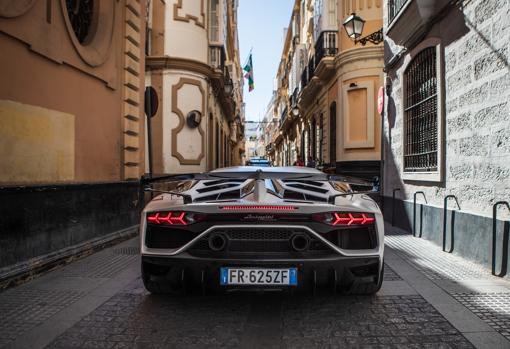 Recorremos Cádiz a bordo de la gama más imponente de Lamborghini, un derroche de aptitud