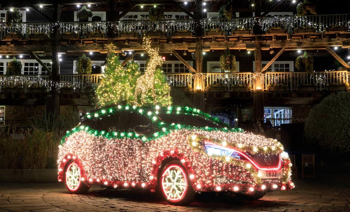 El coche que se ilumina por Navidad casi tanto como Vigo