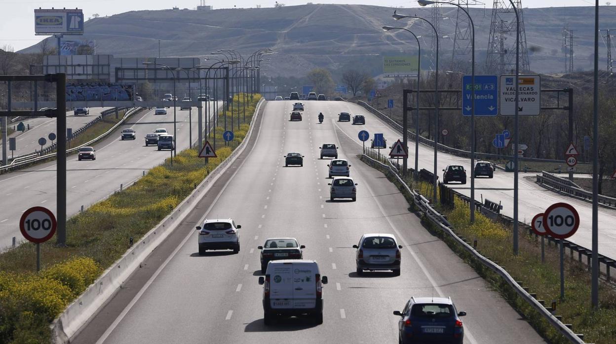 Esta es la razón por la que nunca debes pegarte a otros coches en autopista