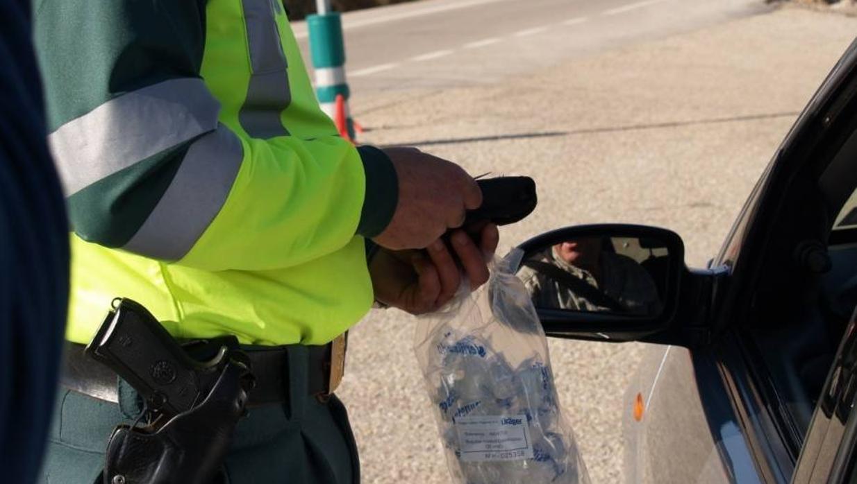 Aumentan los controles de la DGT para evitar que se conduzca tras haber bebido estas Navidades