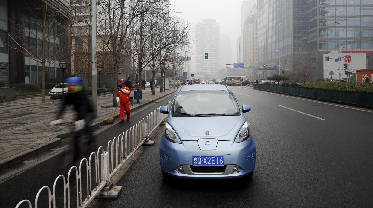 Un coche eléctrico en una calle de Pekín