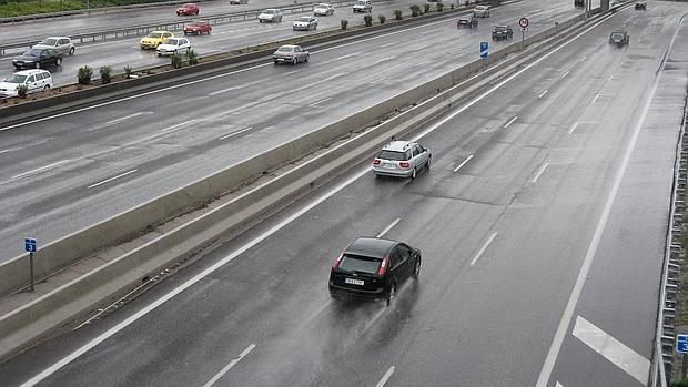 ¿Se puede conducir por el carril central de la carretera?