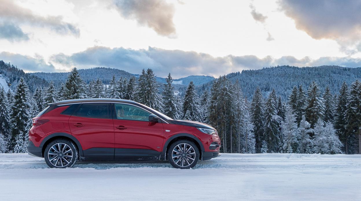 Opel Grandland X Hybrid4: un híbrido enchufable con 300 CV, tracción total y gran autonomía