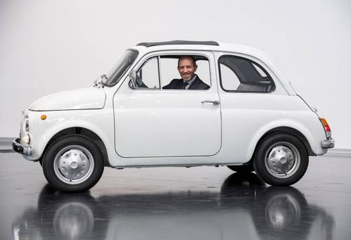 Naplitano posa en uno de los Fiat 500 originales, el mocelo más vendido en la historia de Fiat