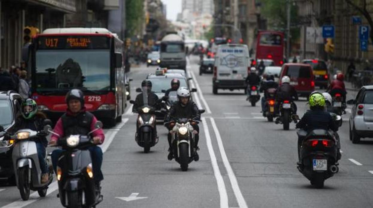 La multa que te puede caer por avanzar entre carriles cuando vas en moto