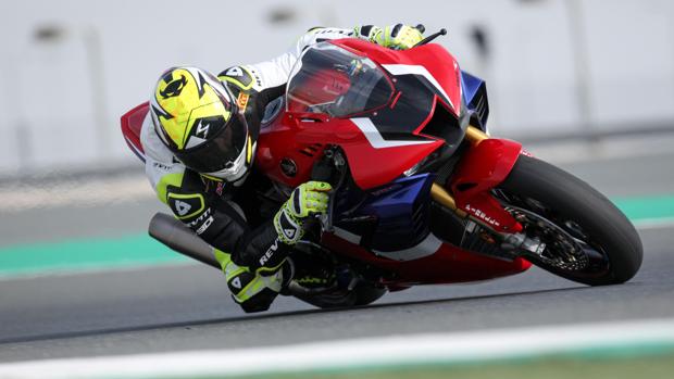 Álvaro Bautista se pone a los mandos de la nueva Honda CBR1000RR-R Fireblade SP